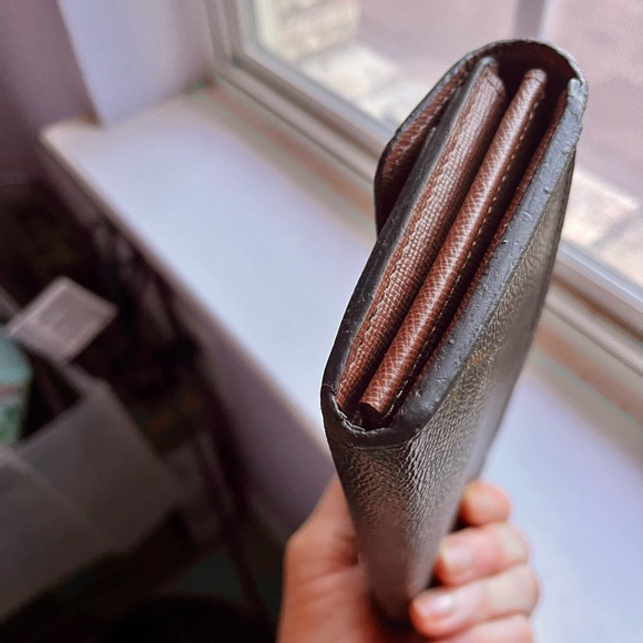 Louis Vuitton Sara wallet in LV stores now converted to optional crossbody - Picture 6 of 12